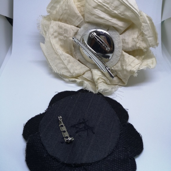 Two fabric flower brooche - Picture 2 of 2